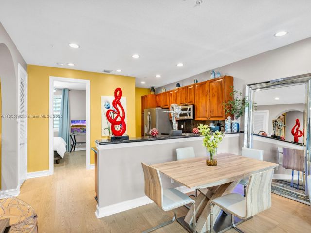 Продажа дома по адресу 2249 NE 9th Ave - фото 6259087