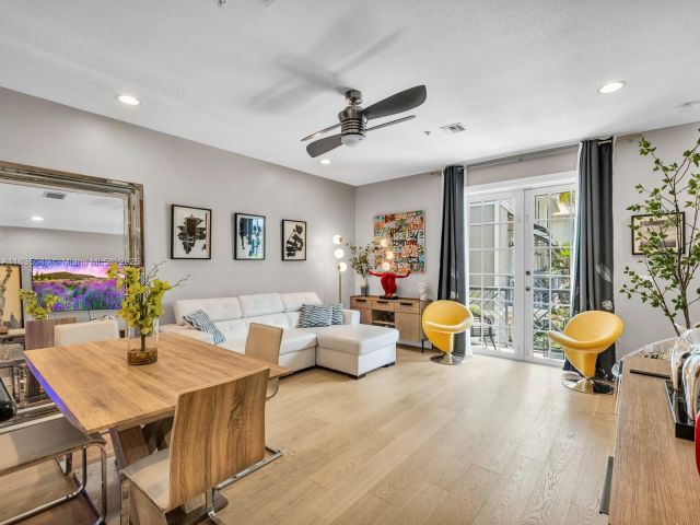 Продажа дома по адресу 2249 NE 9th Ave - фото 6259088