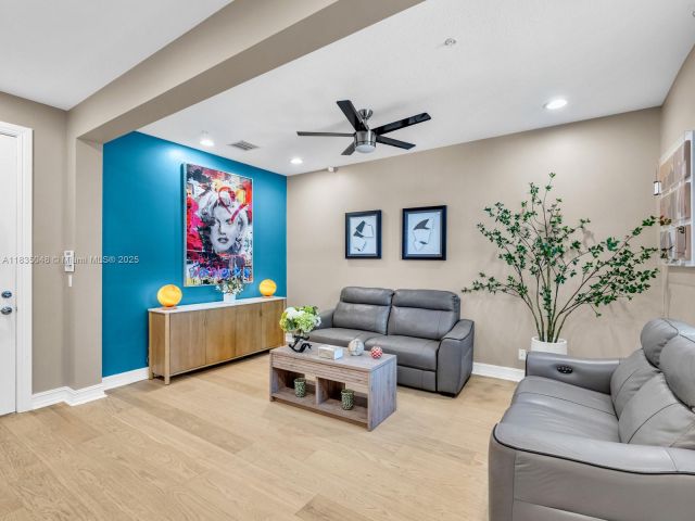 Продажа дома по адресу 2249 NE 9th Ave - фото 6259089