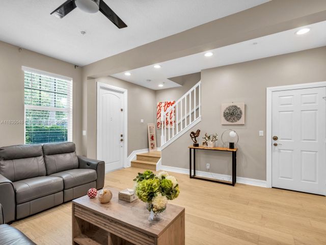 Продажа дома по адресу 2249 NE 9th Ave - фото 6259090