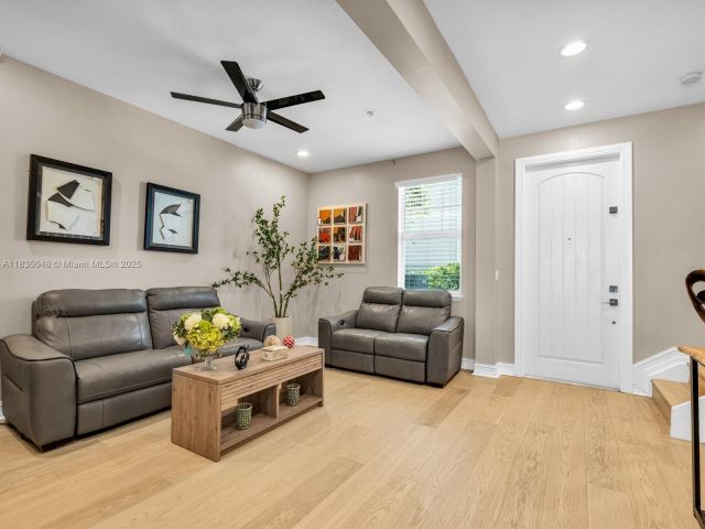 Продажа дома по адресу 2249 NE 9th Ave - фото 6259091