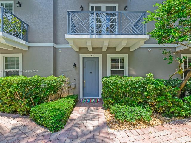 Продажа дома по адресу 2249 NE 9th Ave - фото 6259092