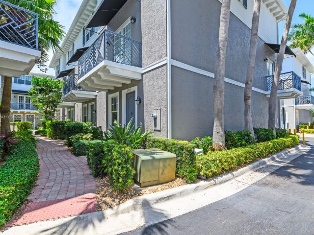 Продажа дома по адресу 2249 NE 9th Ave - фото 6259093