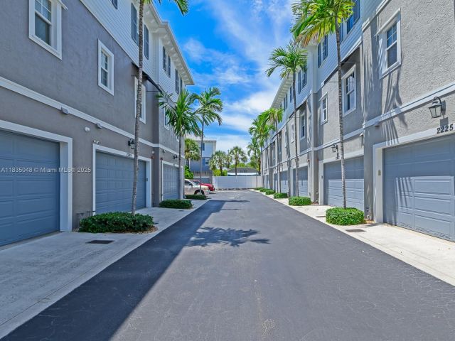 Продажа дома по адресу 2249 NE 9th Ave - фото 6259097