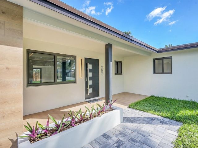 Продажа дома по адресу 1257 NW 4th St - фото 6262030