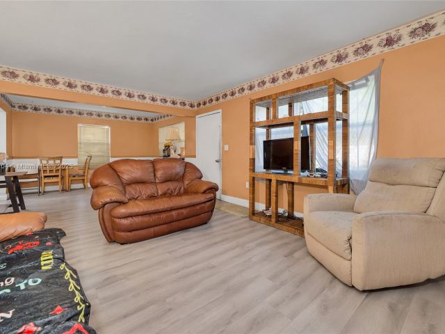 Продажа дома по адресу 7190 NW 21st Ave - фото 6284937