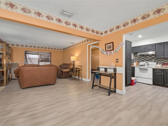 Продажа дома по адресу 7190 NW 21st Ave - фото 6284939