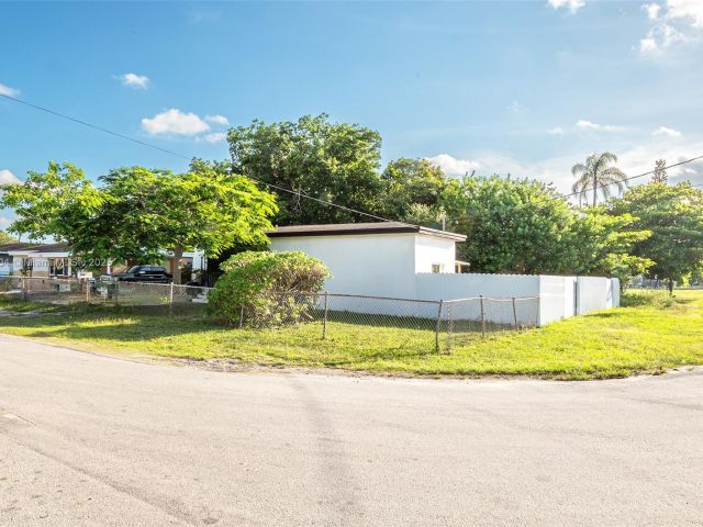 Продажа дома по адресу 7190 NW 21st Ave - фото 6284945