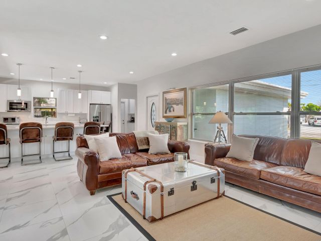 Продажа дома по адресу 299 NW 10th Court - фото 6262035