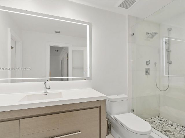 Продажа дома по адресу 3220 NE 164th St - фото 6261457