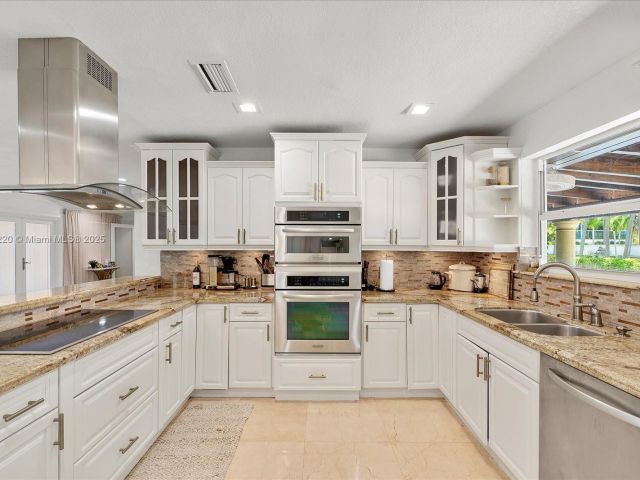 Продажа дома по адресу 3220 NE 164th St - фото 6261459