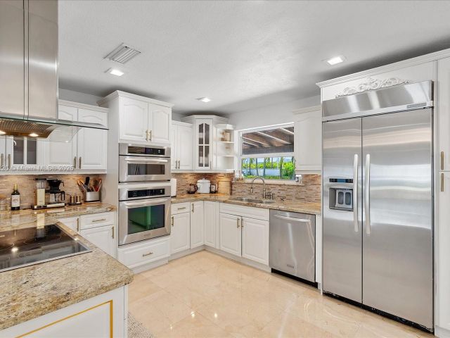 Продажа дома по адресу 3220 NE 164th St - фото 6261460