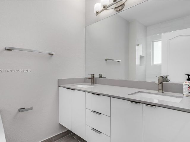 Дом в аренду по адресу 942 SW 147th Ct - фото 6261710