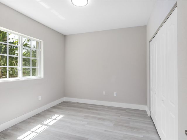 Дом в аренду по адресу 942 SW 147th Ct - фото 6261713