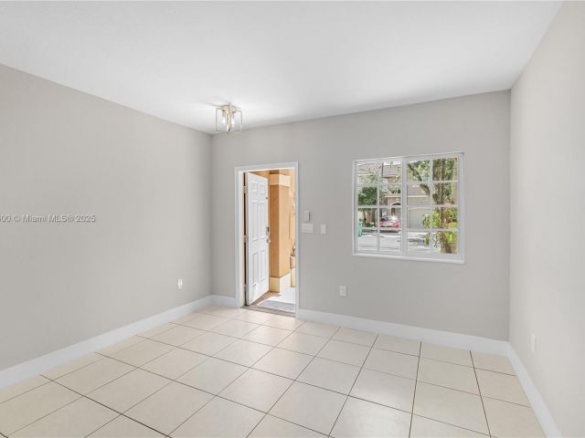 Дом в аренду по адресу 942 SW 147th Ct - фото 6261723