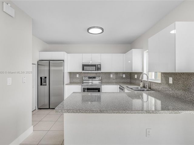 Дом в аренду по адресу 942 SW 147th Ct - фото 6261727