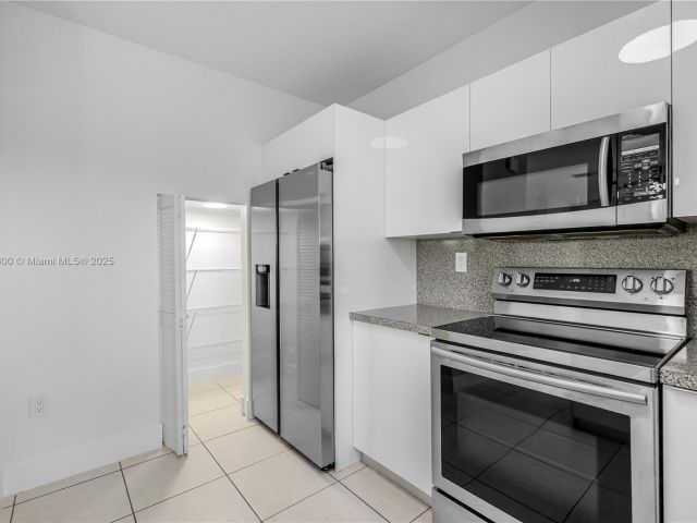 Дом в аренду по адресу 942 SW 147th Ct - фото 6261728