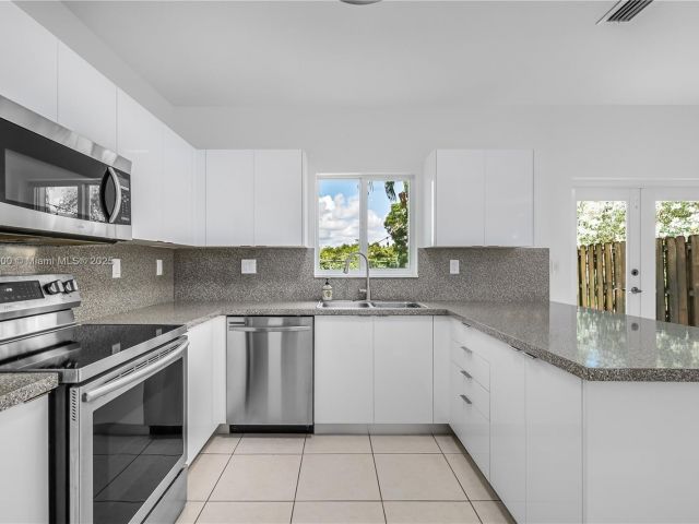 Дом в аренду по адресу 942 SW 147th Ct - фото 6261729