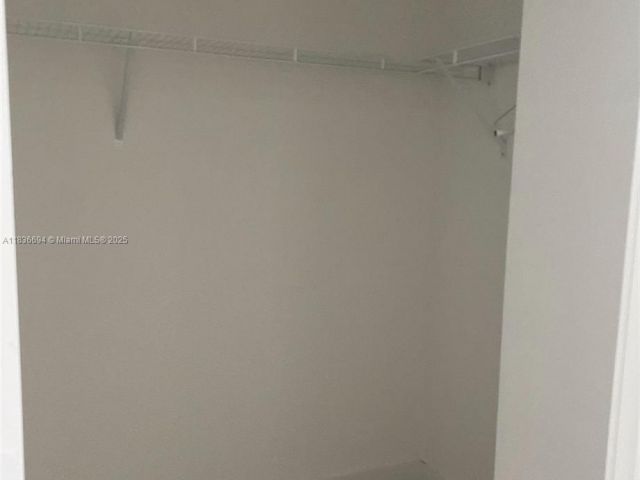 Дом в аренду по адресу 7231 NW 103th Path 7231 - фото 6274157