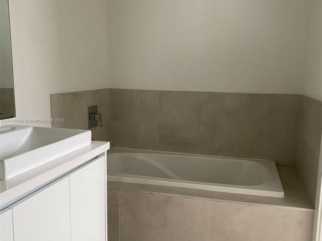 Дом в аренду по адресу 7231 NW 103th Path 7231 - фото 6274158