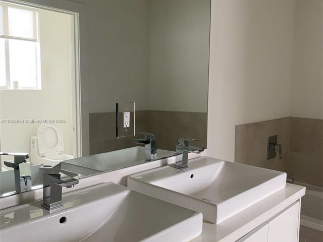 Дом в аренду по адресу 7231 NW 103th Path 7231 - фото 6274159