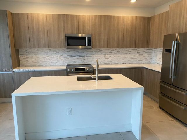 Дом в аренду по адресу 7231 NW 103th Path 7231 - фото 6274162