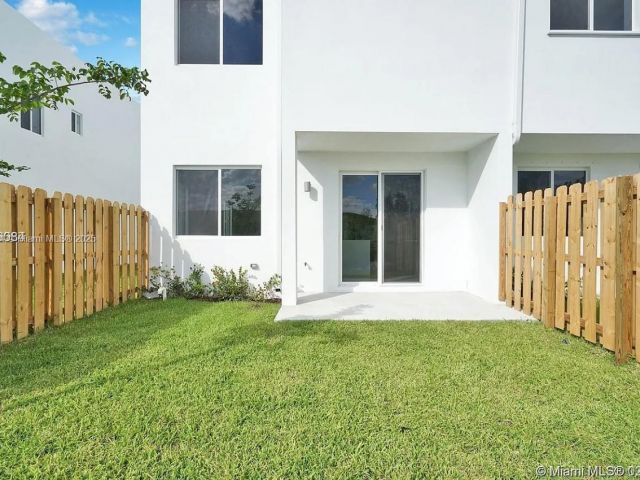 Дом в аренду по адресу 7231 NW 103th Path 7231 - фото 6274165