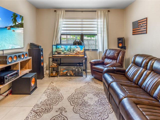 Дом в аренду по адресу 724 SE 37th Ave - фото 6262314