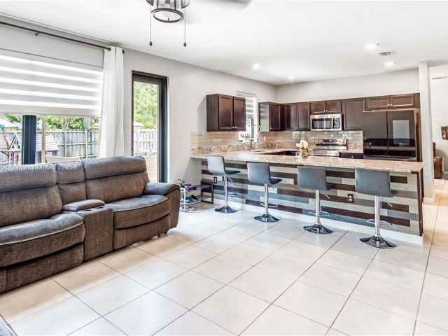 Дом в аренду по адресу 724 SE 37th Ave - фото 6262325