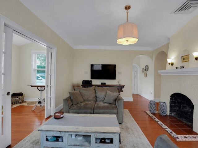 Дом в аренду по адресу 910 NE 2nd Avenue - фото 6263327