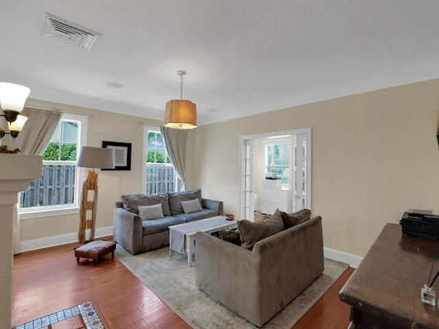 Дом в аренду по адресу 910 NE 2nd Avenue - фото 6263334