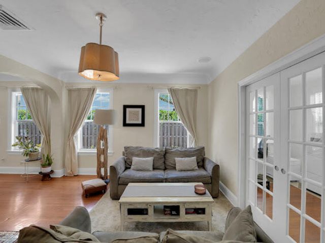 Дом в аренду по адресу 910 NE 2nd Avenue - фото 6263335