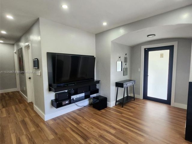 Продажа дома по адресу 817 NW 17th St - фото 6266293