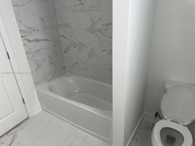 Продажа дома по адресу 1838 NE 1st St - фото 6262911