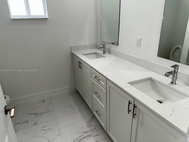 Продажа дома по адресу 1838 NE 1st St - фото 6262912