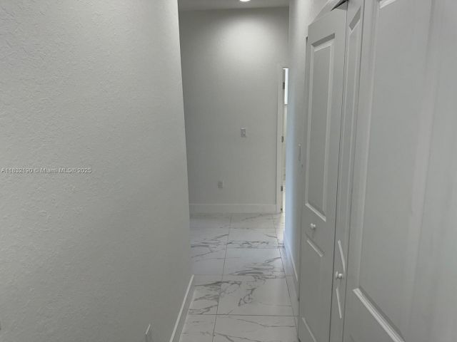 Продажа дома по адресу 1838 NE 1st St - фото 6262914