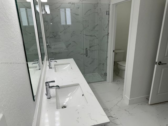 Продажа дома по адресу 1838 NE 1st St - фото 6262916