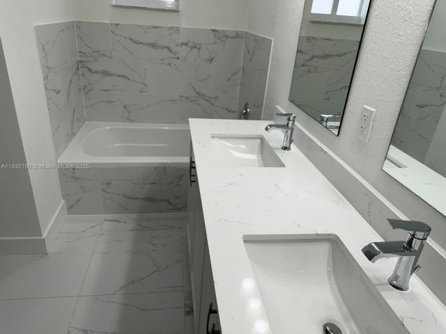 Продажа дома по адресу 1838 NE 1st St - фото 6262917