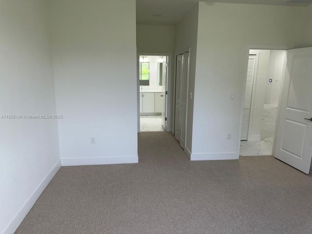 Продажа дома по адресу 1838 NE 1st St - фото 6262918