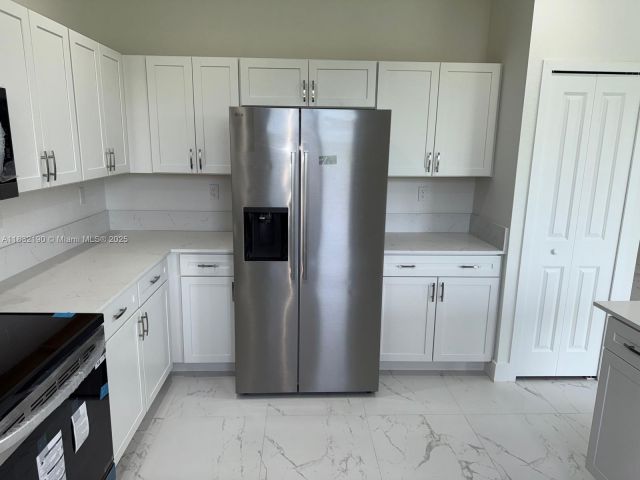 Продажа дома по адресу 1838 NE 1st St - фото 6262919