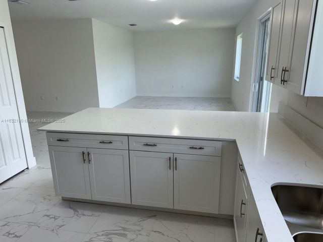 Продажа дома по адресу 1838 NE 1st St - фото 6262920