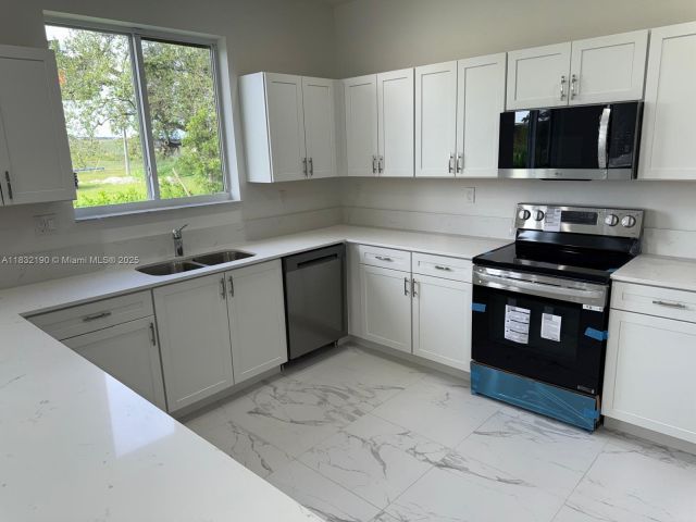 Продажа дома по адресу 1838 NE 1st St - фото 6262921