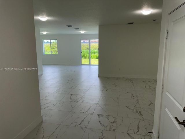 Продажа дома по адресу 1838 NE 1st St - фото 6262924