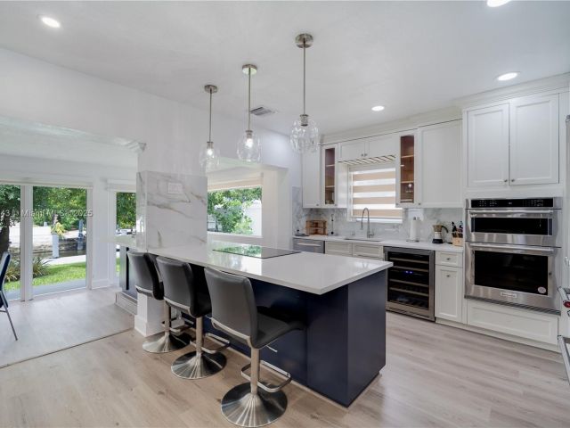 Продажа дома по адресу 1931 SW 22nd Ave - фото 6274399