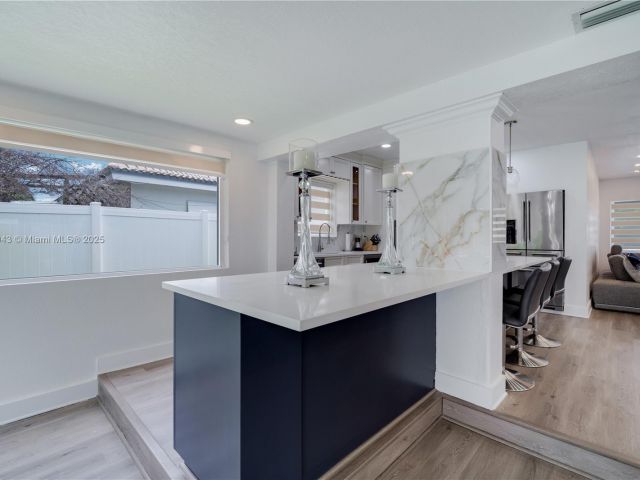 Продажа дома по адресу 1931 SW 22nd Ave - фото 6274400