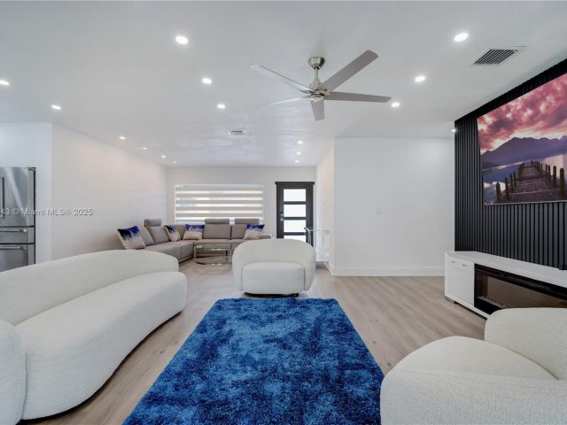 Продажа дома по адресу 1931 SW 22nd Ave - фото 6274401