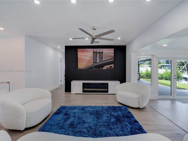 Продажа дома по адресу 1931 SW 22nd Ave - фото 6274406