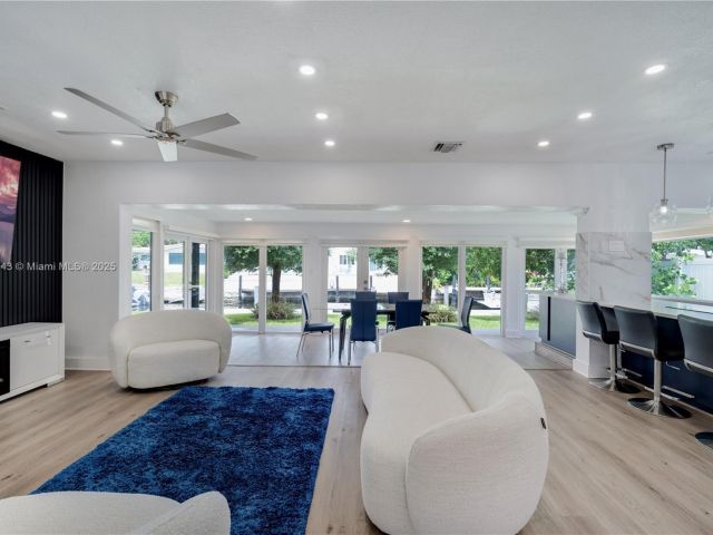 Продажа дома по адресу 1931 SW 22nd Ave - фото 6274407