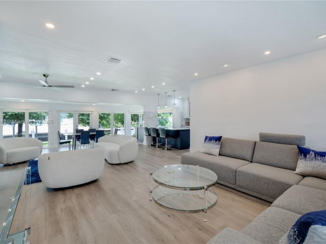 Продажа дома по адресу 1931 SW 22nd Ave - фото 6274408