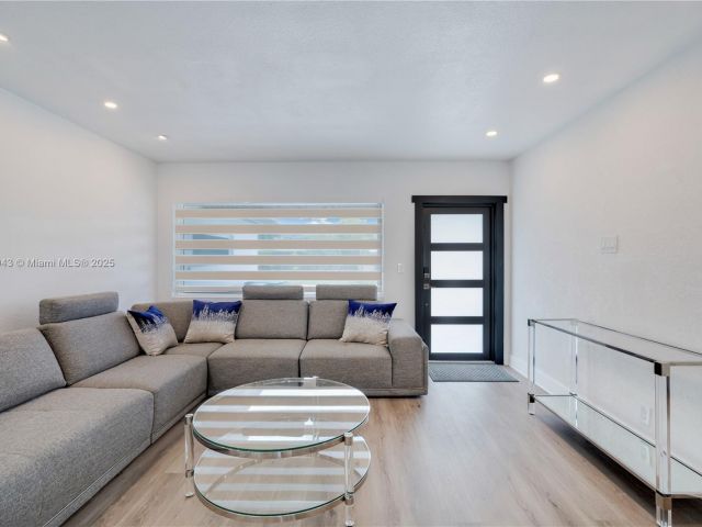 Продажа дома по адресу 1931 SW 22nd Ave - фото 6274409